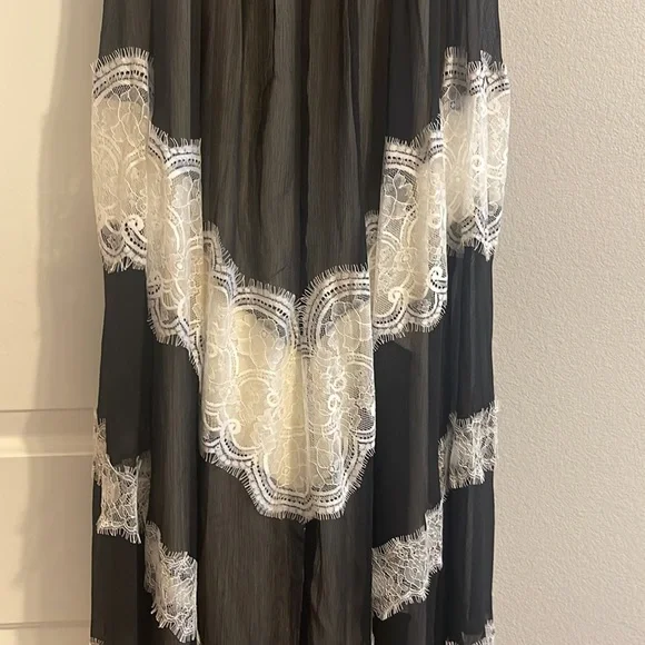 Venus Black and Cream Lace Dress - Picture 6 of 7